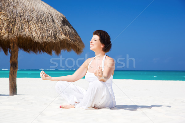 Meditáció tengerpart boldog nő lótusz póz Stock fotó © dolgachov
