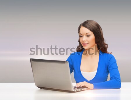 微笑的女人 藍色 衣服 筆記本電腦 電子產品 小工具 商業照片 © dolgachov