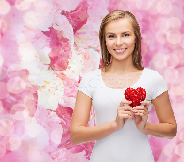 Mujer sonriente blanco camiseta corazón felicidad salud Foto stock © dolgachov