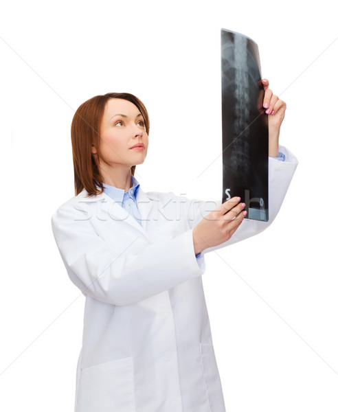 Serios femeie medic uita Xray asistenţă medicală Imagine de stoc © dolgachov