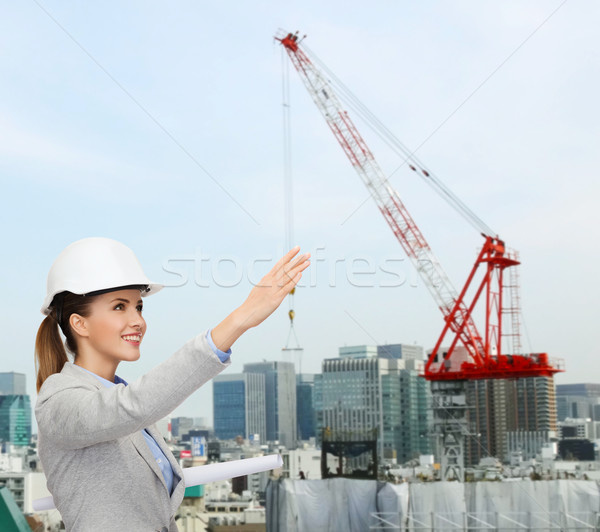 Sorridente arquiteto capacete diagrama edifício em desenvolvimento Foto stock © dolgachov