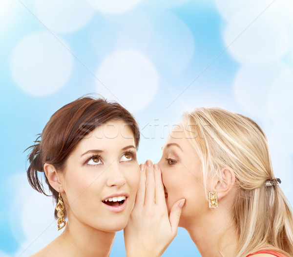 Deux souriant jeunes femmes chuchotement potins amitié Photo stock © dolgachov