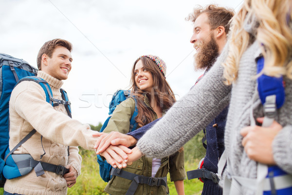 Grup zâmbitor prietenii Drumeţii călători turism Imagine de stoc © dolgachov