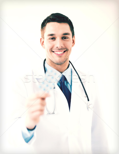 Jonge mannelijke arts pack pillen foto familie Stockfoto © dolgachov