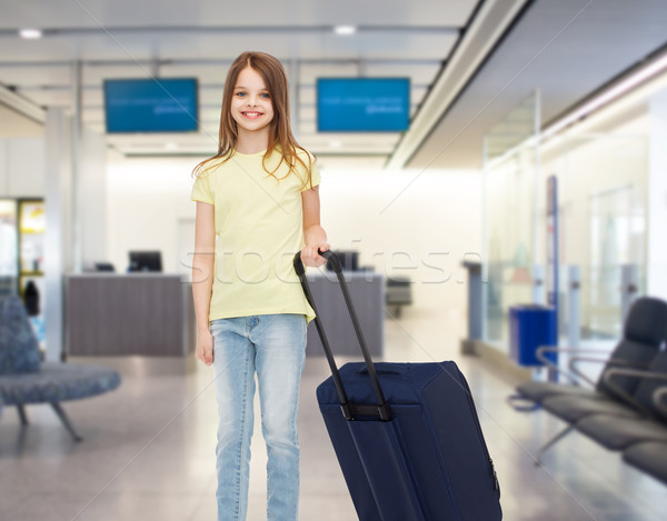Uśmiechnięty dziewczyna podróży worek lotniska turystyki Zdjęcia stock © dolgachov