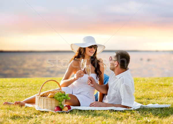 Feliz casal potável champanhe piquenique amor Foto stock © dolgachov