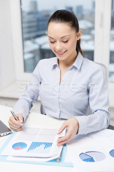 Stockfoto: Zakenvrouw · laptop · charts · kantoor · business · technologie