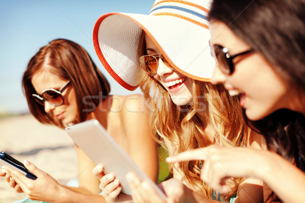 Stock fotó: Lányok · táblagép · tengerpart · nyár · ünnepek · technológia