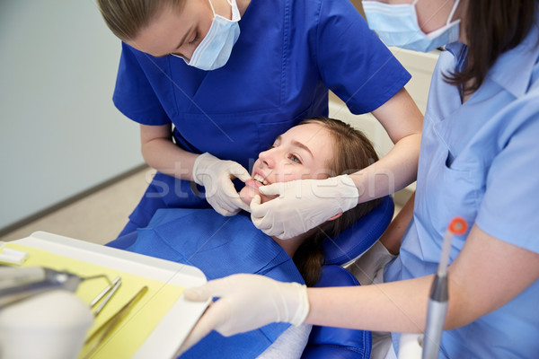 Foto d'archivio: Felice · femminile · dentista · paziente · ragazza · clinica
