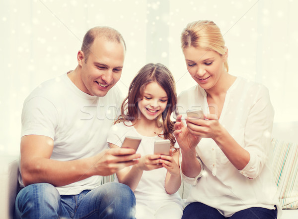 Glückliche Familie Smartphones home Familie zu Hause Technologie Menschen Stock foto © dolgachov