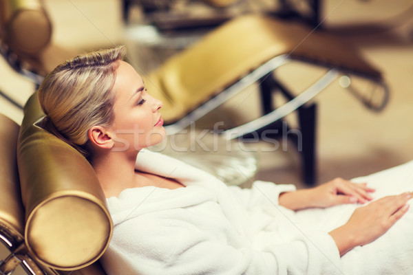 Piękna młoda kobieta posiedzenia kąpieli szata spa Zdjęcia stock © dolgachov