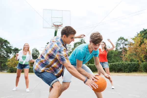 Groep gelukkig tieners spelen basketbal zomervakantie Stockfoto © dolgachov