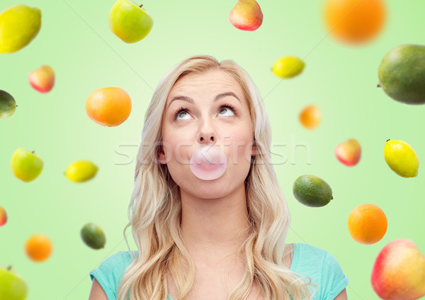 Gelukkig jonge vrouw tienermeisje kauwen gom zomer Stockfoto © dolgachov
