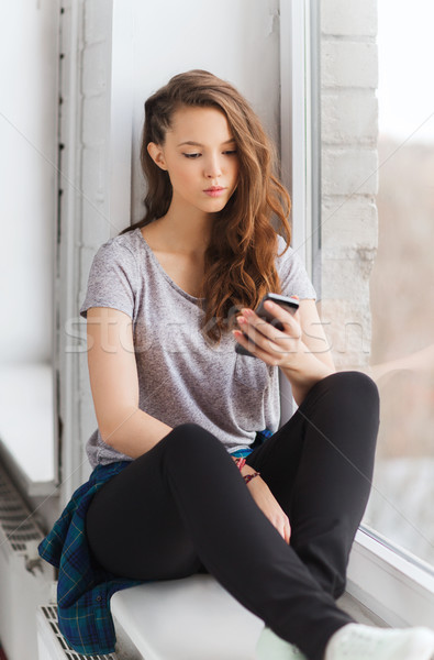 Szomorú csinos tinilány okostelefon sms chat emberek Stock fotó © dolgachov