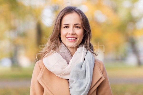 Belo feliz mulher jovem sorridente outono parque Foto stock © dolgachov