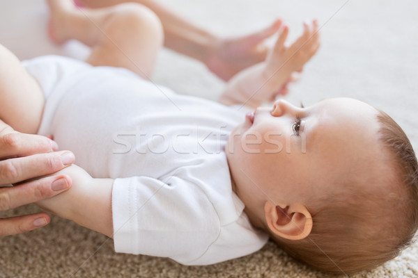 Feliz pequeno bebê mãe mãos Foto stock © dolgachov