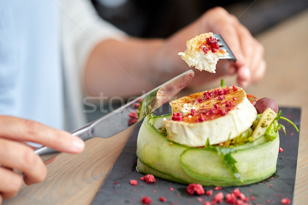 Femeie mananca branza de capra salată culinar Imagine de stoc © dolgachov
