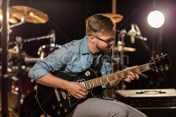 Férfi játszik gitár stúdió próba zene Stock fotó © dolgachov