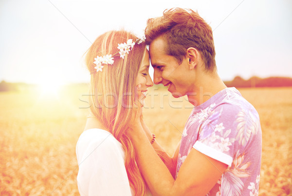 Fericit zâmbitor tineri hippie cuplu în aer liber Imagine de stoc © dolgachov