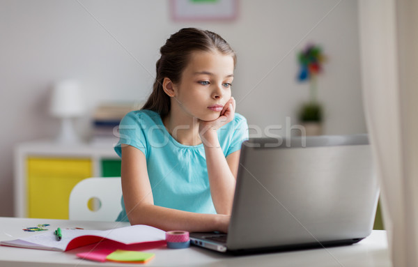 Stock foto: Gelangweilt · Mädchen · Laptop · Notebook · home · Menschen