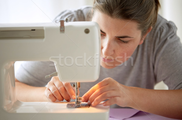 Croitor femeie ac masina de cusut oameni lucru de mana Imagine de stoc © dolgachov