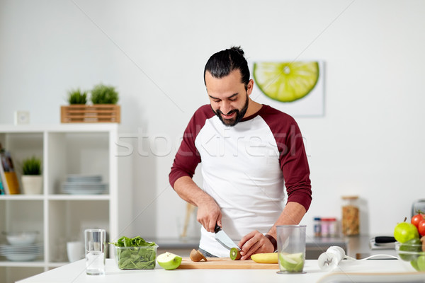 Foto stock: Homem · fruto · cozinhar · casa · cozinha