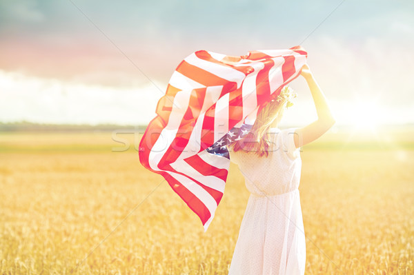 Fericit femeie American Flag cereale câmp ţară Imagine de stoc © dolgachov