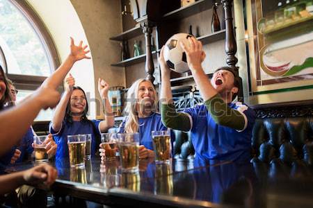 Felice amici bere birra bar pub Foto d'archivio © dolgachov