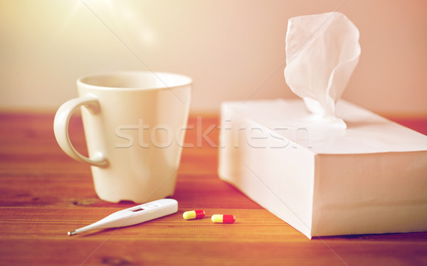 Ceaşcă ceai hârtie termometru pastile asistenţă medicală Imagine de stoc © dolgachov