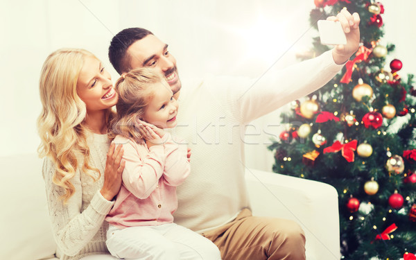 [[stock_photo]]: Famille · smartphone · Noël · vacances · technologie