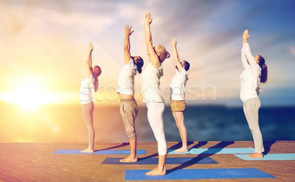 Gruppe Menschen Yoga Freien darstellen Holz Stock foto © dolgachov
