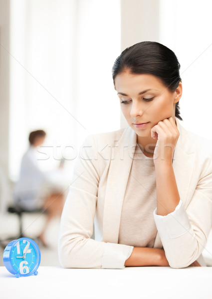 Femeie de afaceri uita ceas desteptator afaceri birou Imagine de stoc © dolgachov