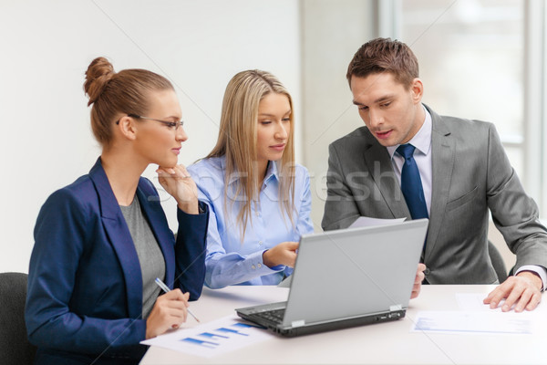 Foto stock: Equipe · de · negócios · laptop · discussão · negócio · tecnologia · escritório