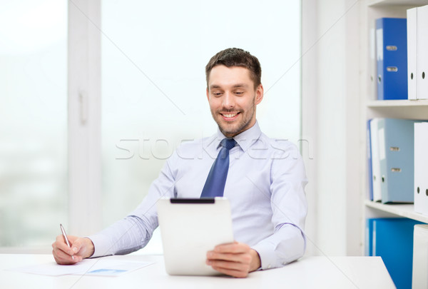 Foto stock: Sorridente · empresário · documentos · escritório · negócio