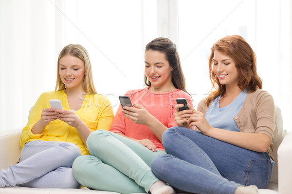 Stock foto: Lächelnd · Smartphones · home · Freundschaft · Technologie