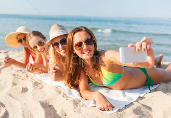 Foto d'archivio: Gruppo · sorridere · donne · smartphone · spiaggia