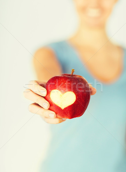 [[stock_photo]]: Femme · main · pomme · rouge · forme · de · coeur · aliments · sains