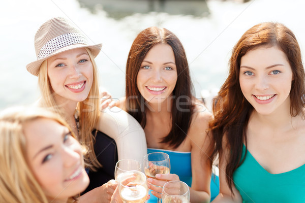 Zâmbitor fete şampanie ochelari vară concediu Imagine de stoc © dolgachov