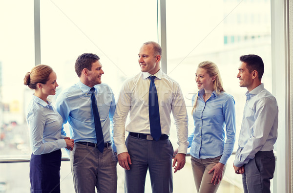 Lächelnd Geschäftsleute sprechen Büro Business Teamarbeit Stock foto © dolgachov
