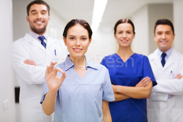 [[stock_photo]]: Groupe · hôpital · signe · de · la · main · clinique