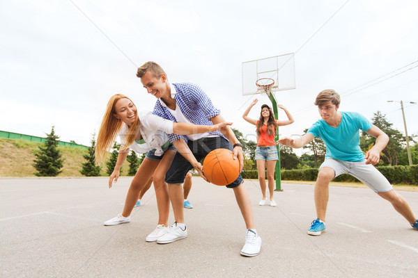 Groep gelukkig tieners spelen basketbal zomervakantie Stockfoto © dolgachov