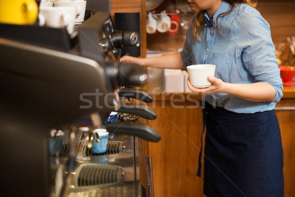 Kobieta kawy maszyny Kafejka Zdjęcia stock © dolgachov