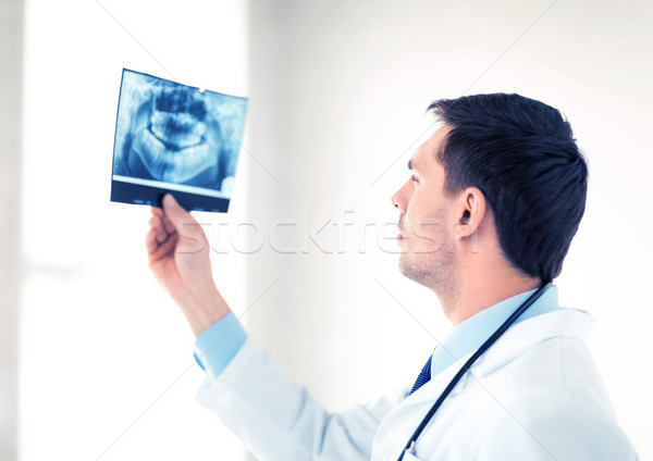 Männlichen Arzt Zahnarzt schauen xray Bild Mann Stock foto © dolgachov
