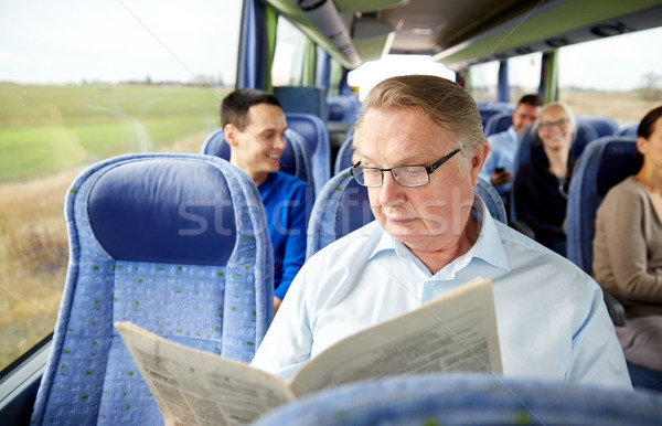 Szczęśliwy starszy człowiek czytania gazety podróży Zdjęcia stock © dolgachov