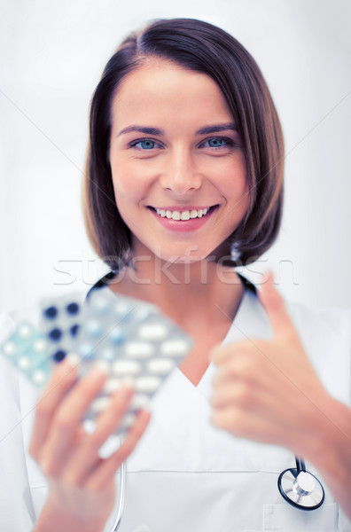 Orvos hólyag tabletták egészségügy orvosi nő Stock fotó © dolgachov