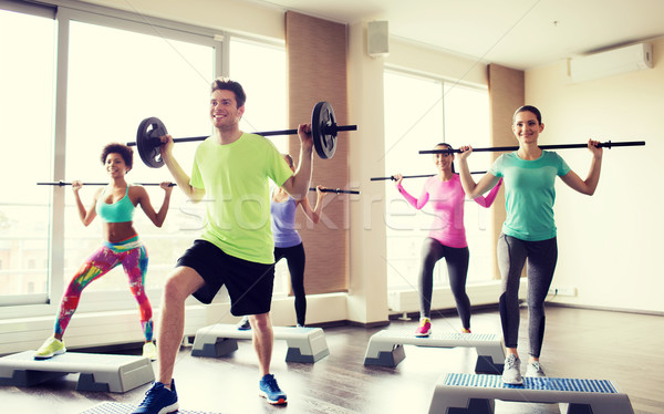 Foto stock: Pessoas · do · grupo · barbell · ginásio · fitness · esportes