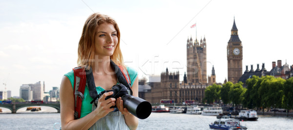 Femme sac à dos caméra Londres Big Ben Voyage Photo stock © dolgachov