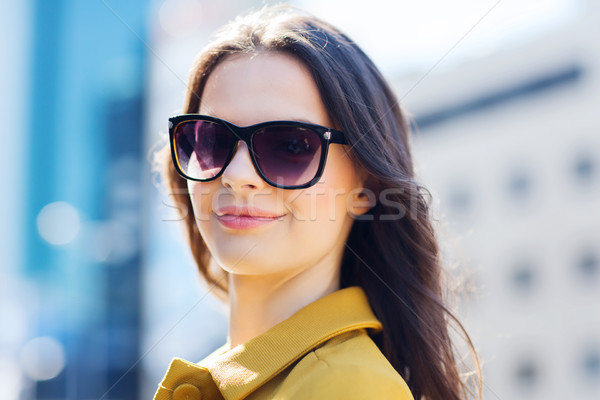 Stockfoto: Glimlachend · jonge · vrouw · zonnebril · stad · zomer · recreatie