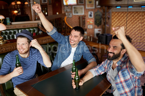 Boldog férfi barátok iszik sör bár Stock fotó © dolgachov