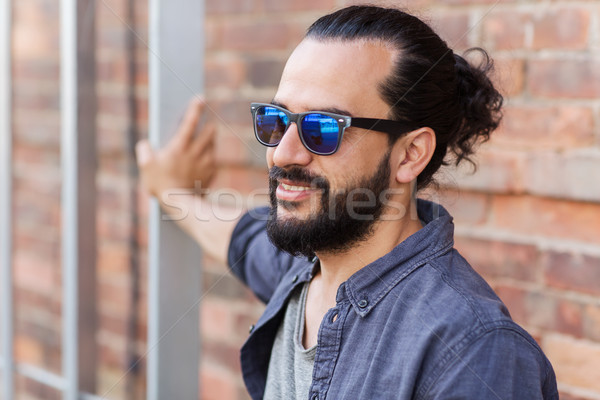 Feliz sonriendo hombre barba calle de la ciudad estilo de vida Foto stock © dolgachov